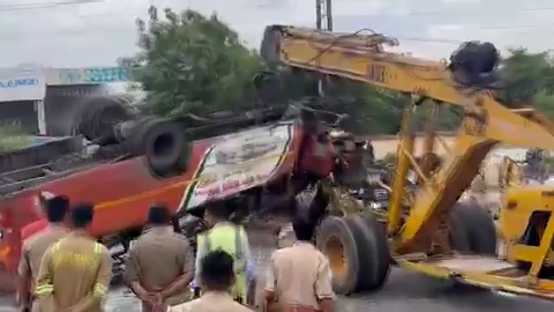 ▶️.....आगरा में चलते चलते रोडवेज बस के आगे के दोनों पहिये निकल गये जिससे बस अनियंत्रित होकर पलट गई। हादसे में कई यात्री घायल हो गए। सूचना पर पहुंची पुलिस और स्थानीय लोगों ने घायलों को बाहर निकालकर अस्पताल पहुंचाया। दुर्घटना के कारणों की जांच की जा रही है।