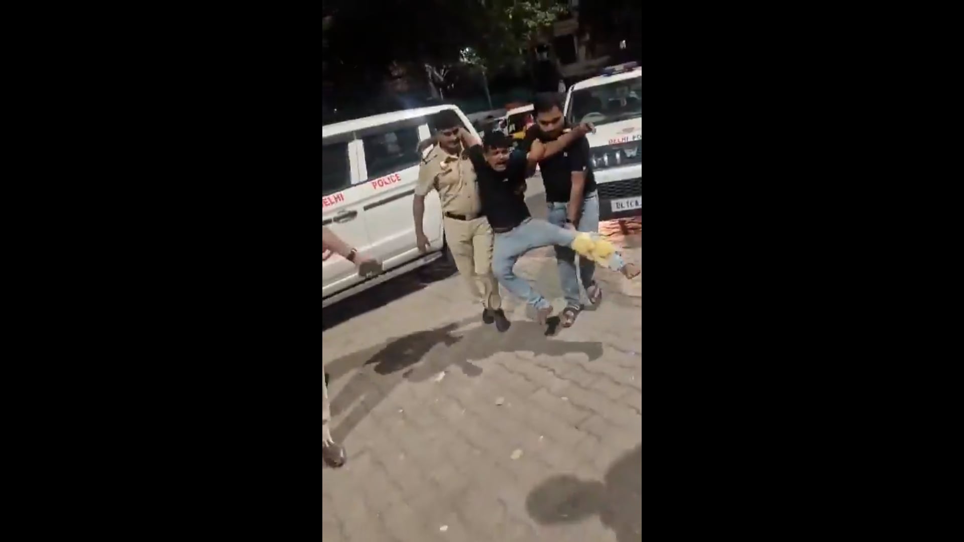▶️.....देश की राजधानी दिल्ली में सड़क पर गुब्बारे बेचने वाली 10 साल की मासूम बच्ची की रेप के बाद हत्या कर दी गई। टैक्सी ड्राइवर बबलू सोते वक्त बच्ची को फुटपाथ से उठा ले गया। दो बार रेप किया। फिर गला दबाकर हत्या कर दी और लाश गुरुग्राम में फेंक दी। हत्यारोपी को पुलिस एनकाउंटर में गोली लगी है।
