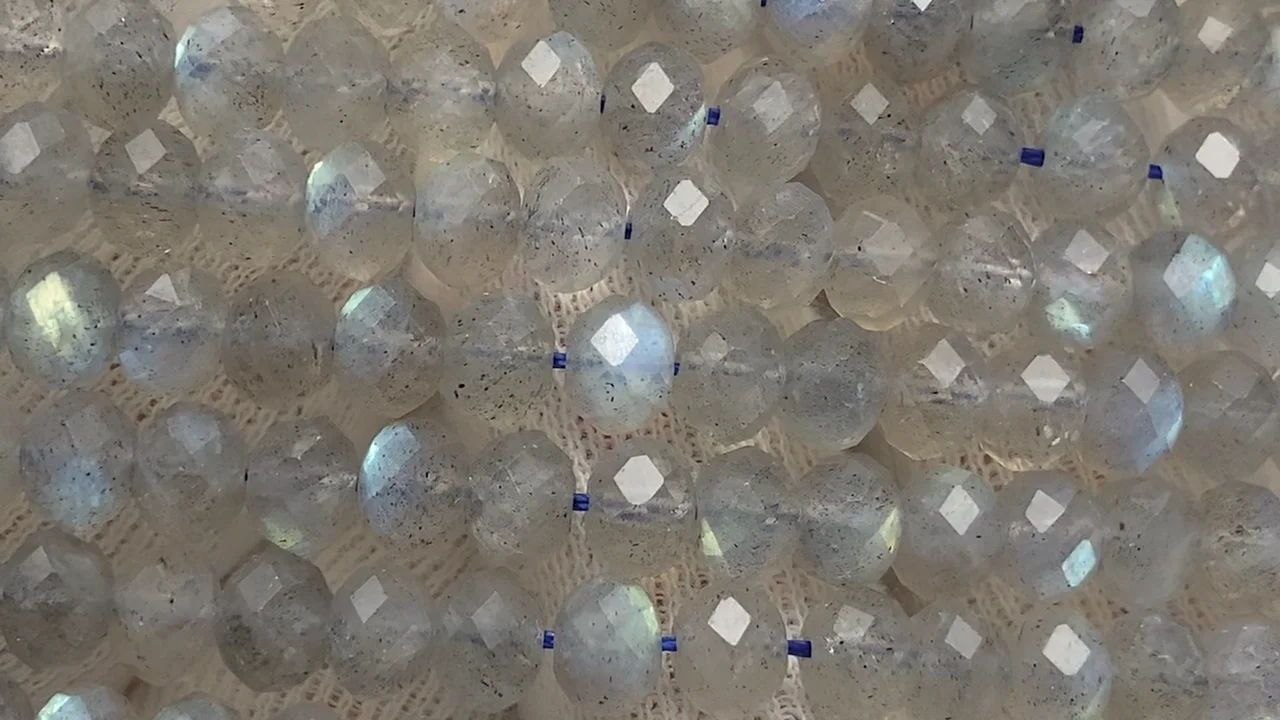 宝石質ラブラドライト AAA- ボタンカット6×6×4mm 半連/1連(約36cm 