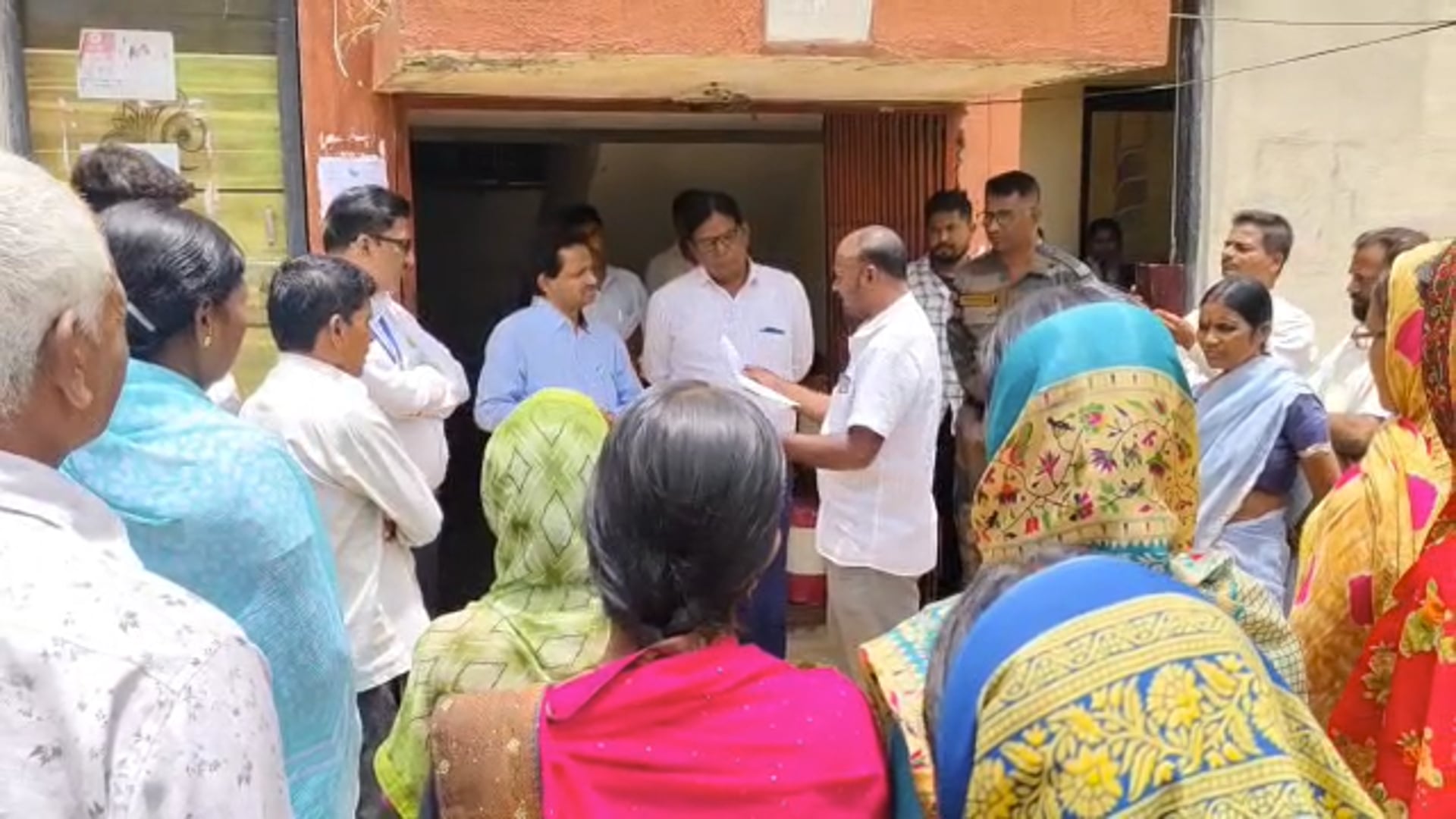 निलंगा तालुक्यातील वडगाव येथील ग्राहकांना स्मार्ट मीटरच्या नावाखाली हजारोंचे बिल,महिलांचा महावितरणला घेराव