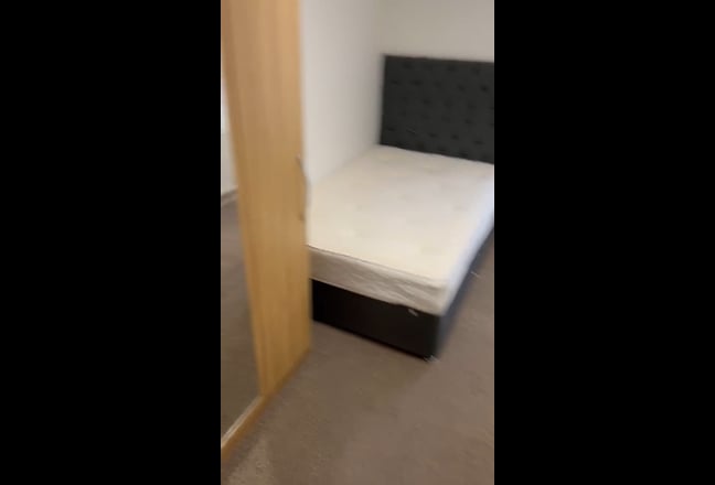 Large double  room, near Hounslow high street Main Photo
