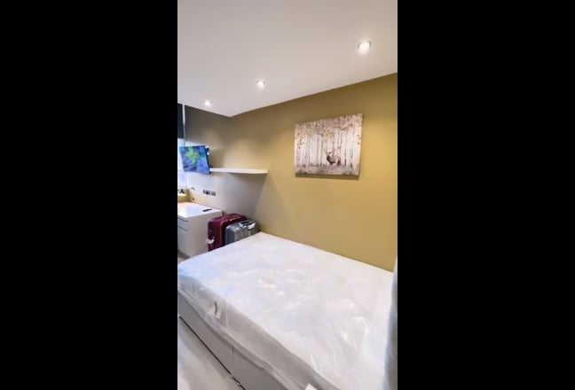 Brand new Studio all bills Inc-In City Centre Main Photo