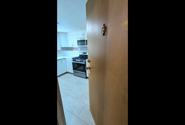 ​[Woburn] $1,300/mo - Private Room in 2BR - Aug 01 Main Photo