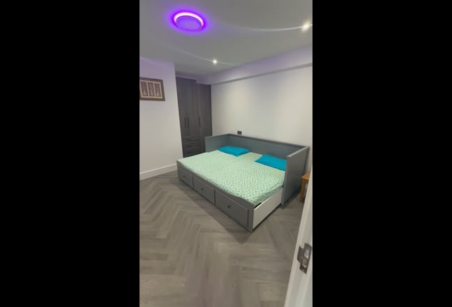 Large Double Ensuite-Room in a Indian Family Home Main Photo
