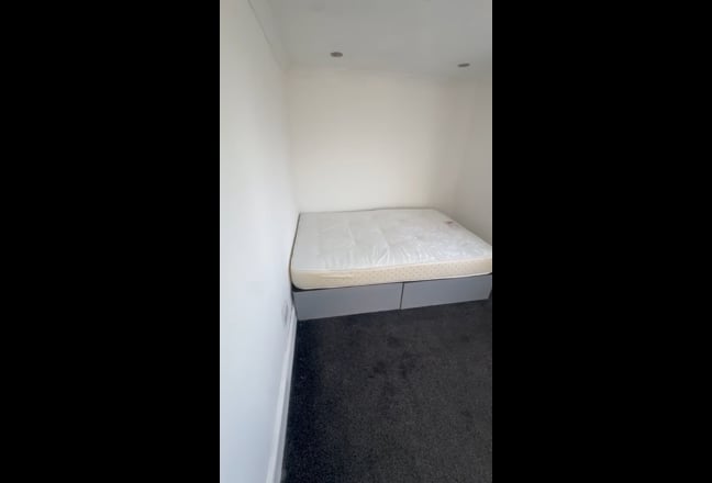 Very Spacious Double Room Available – &pound;950 PCM Main Photo