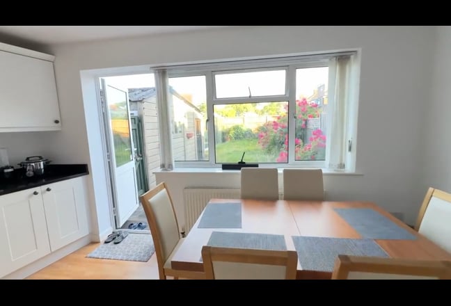 2 Large Double Rooms (En suite  WC & Shower ) Main Photo