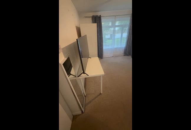 Spacious double room - wimbledon station Main Photo