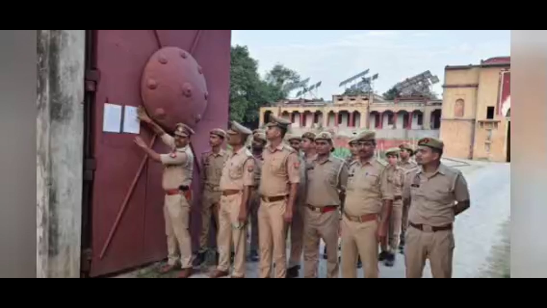 कुंडा के शेखपुर में मोहर्रम के त्योहार को लेकर राजा भैया के पिता के साथ 13 लोगो को प्रशासन ने किया हाउस आरेस्ट,