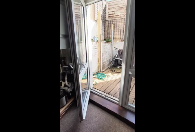 Double room next to station and shop Main Photo