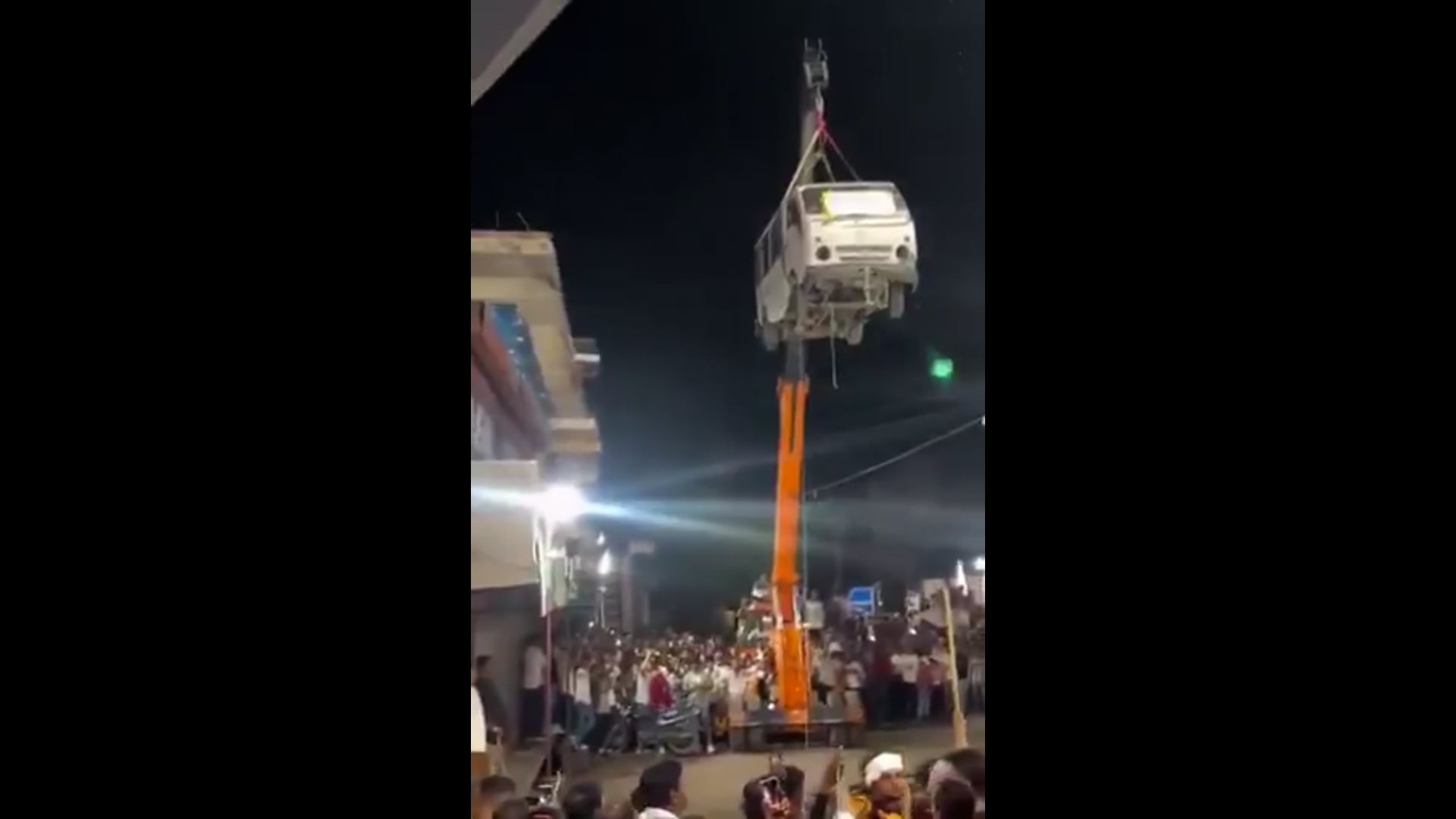 ▶️....मध्य प्रदेश –उज्जैन के पास बड़नगर में निकले मोहर्रम जुलूस में क्रेन पर एक गाड़ी लटकाई गई और उसमें ब्लास्ट कर दिया गया