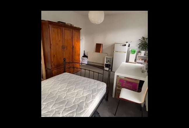 Beautiful room behind wood green shopping center Main Photo