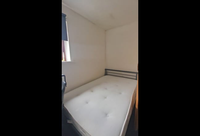 Large En-Suite Room Available in Student Beehive Main Photo