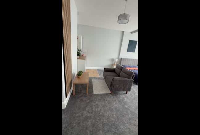 Bright and spacious king-size bedroom available Main Photo