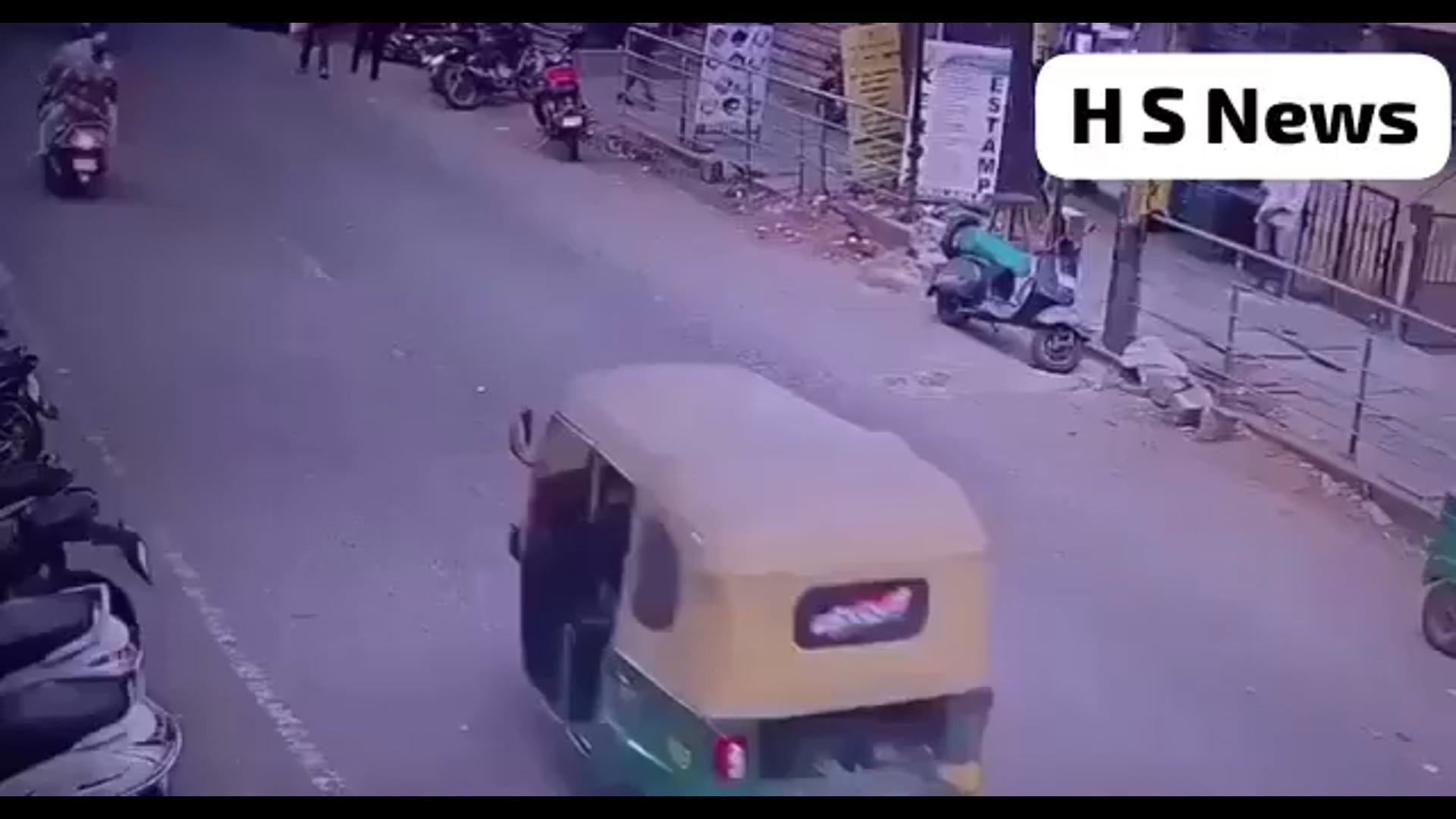 स्कूटी सवार मजे से धीमी स्पीड में सड़क पर जा रहा था,  बस एक गलती ही उसकी ड्राइविंग में थी कि हेलमेट नहीं पहना था। एक पेड़ की शाख टूटी और सर पर आ लगी। गिरा भी सर के बल। अब कोमा में बताया जा रहा है। घटना बेंगलुरु के राजाजीनगर की है