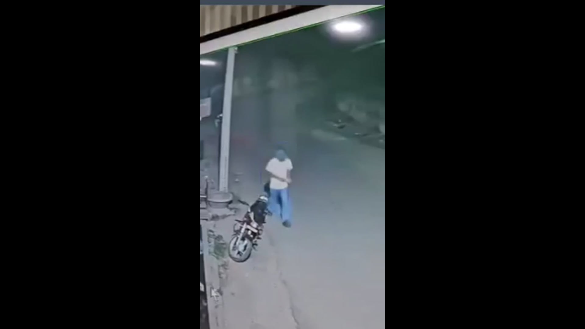 महिला थाना मोड़ पर सीसीटीवी में कैद हुआ बाइक चोर, नगर में बढ़ी वारदातों से लोगों में दहशत