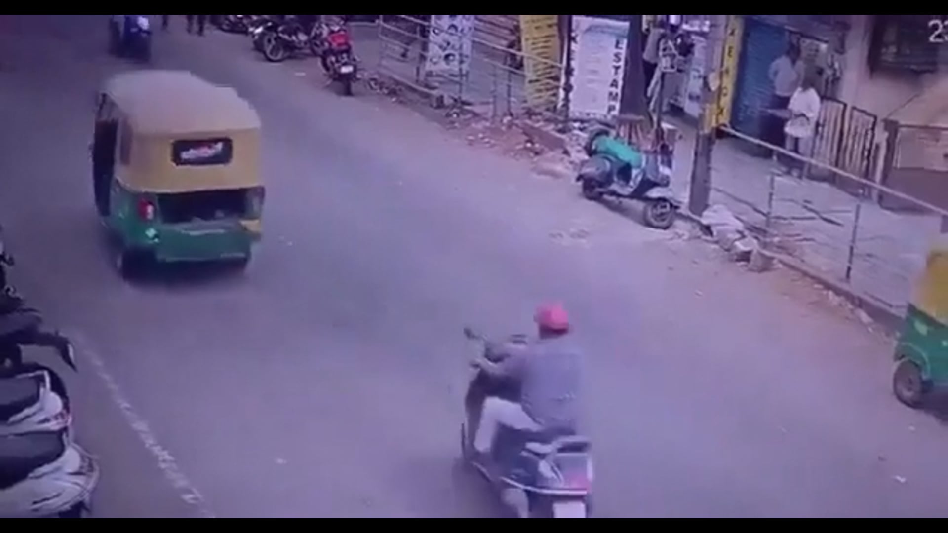 ▶️.....स्कूटी सवार मजे से धीमी स्पीड में सड़क पर जा रहा था,  बस एक गलती ही उसकी ड्राइविंग में थी कि हेलमेट नहीं पहना