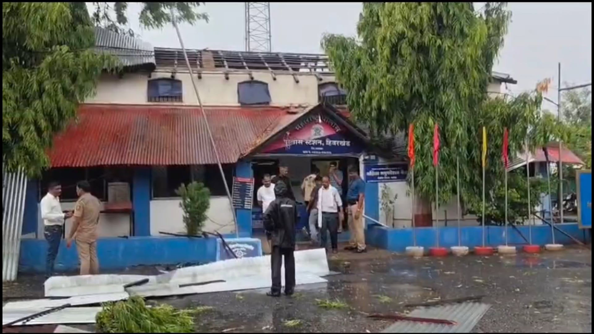 हीवर खेड़ पोलिस स्टेशन का छत उड़ा