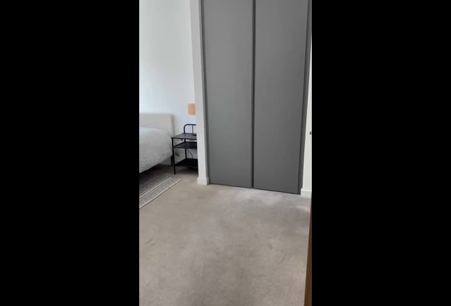 En-Suite in Modern 2-Bed / 2-Bath Flat Main Photo