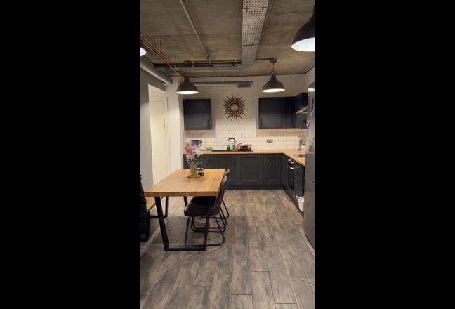 🏠 Stunning 19th-Floor Double En-Suite Room Main Photo