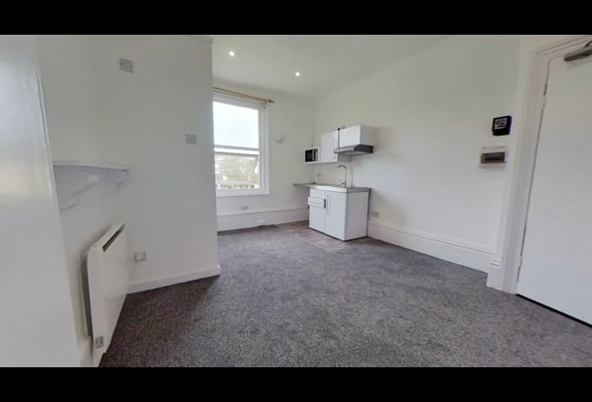 Studio Flat with white goods Main Photo