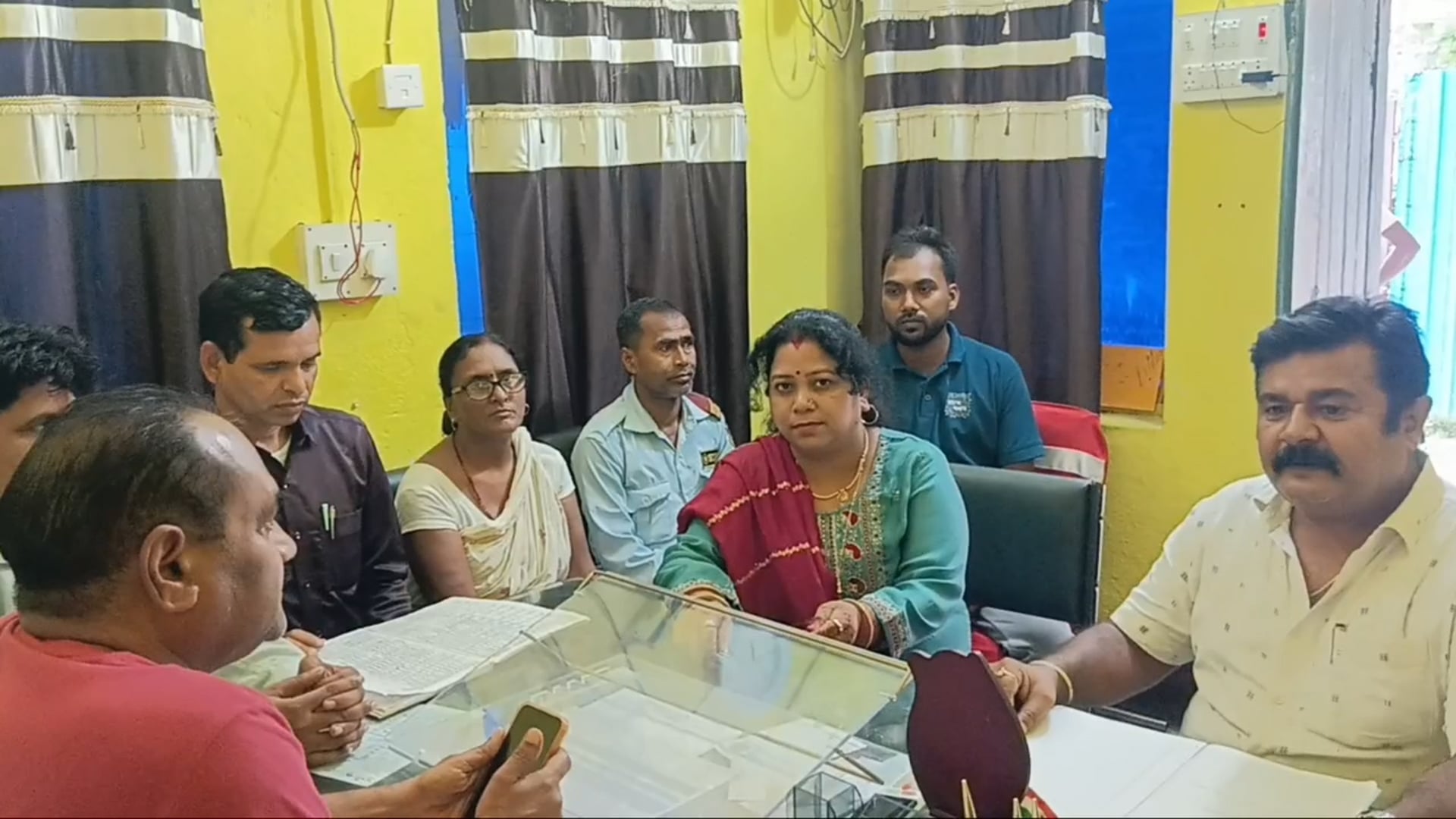 पल्स पोलियो अभियान की सफलता को लेकर स्वास्थ्य कर्मियों के साथ प्रभारी का समीक्षा बैठक