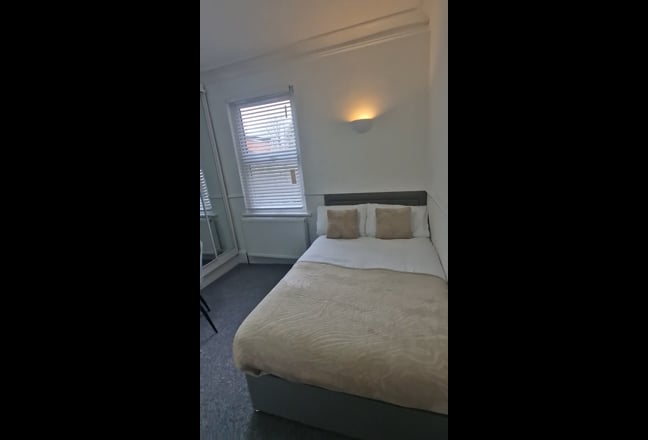 Large Double Room with Ensuite Main Photo
