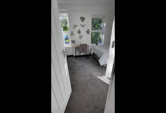 Rose Lane, L18 furnished en-suite bedrooms, double Main Photo
