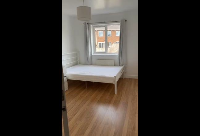 🏡 Double Room for Rent in Spacious 4-Bed house  Main Photo