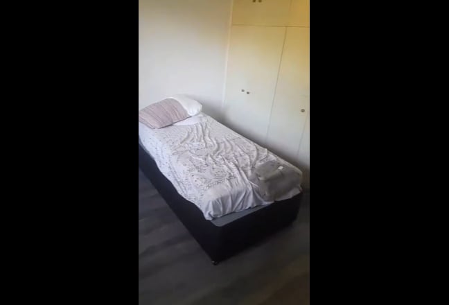 Large room with separate bathroom Main Photo