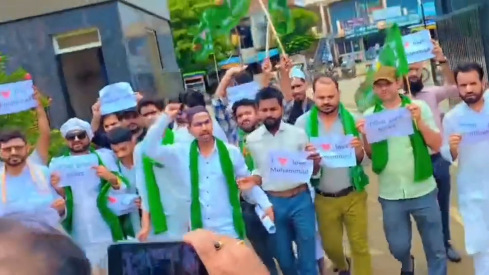 पैगंबर-ए-इस्लाम पर कथित टिप्पणी के विरोध में AIMIM का प्रदर्शन, निष्पक्ष जांच और कार्रवाई की मांग