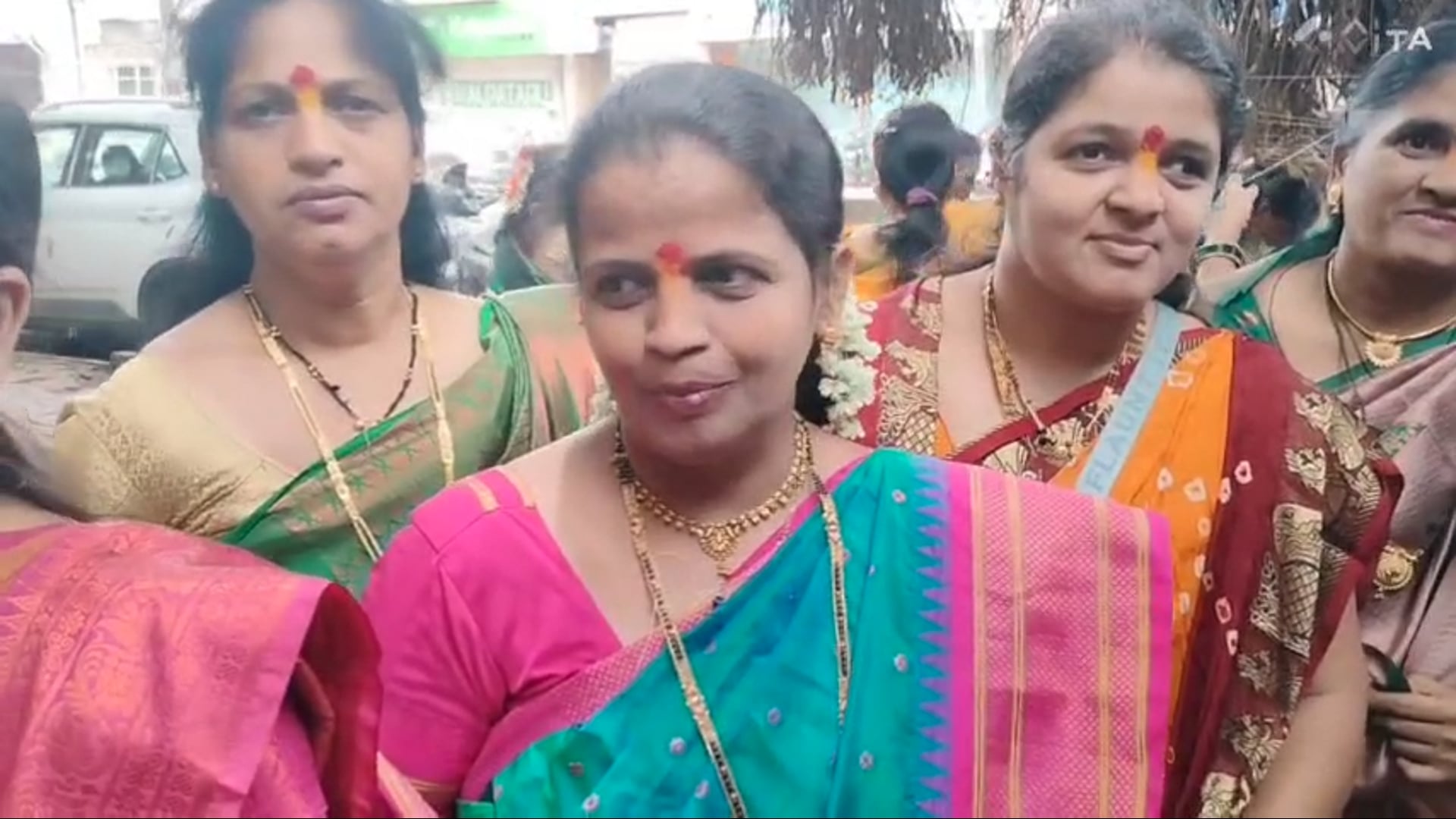 महिलांचा आवडता वटपौर्णिमा सण उत्साहात साजरा झाला.