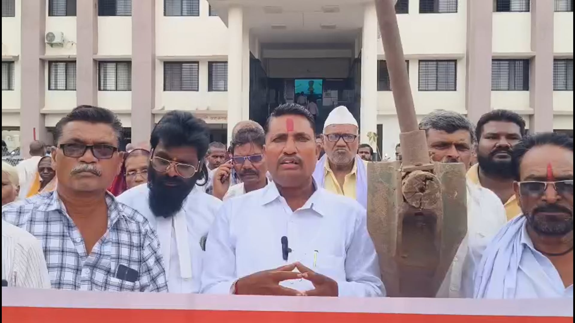 शेतकऱ्यांच्या विविध मागणीसाठी बहुजन विकास अभियानाचे नांगर आंदोलन