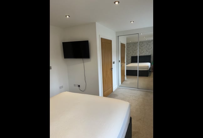 Large Kingsize En-Suite Room | Bills Included Main Photo
