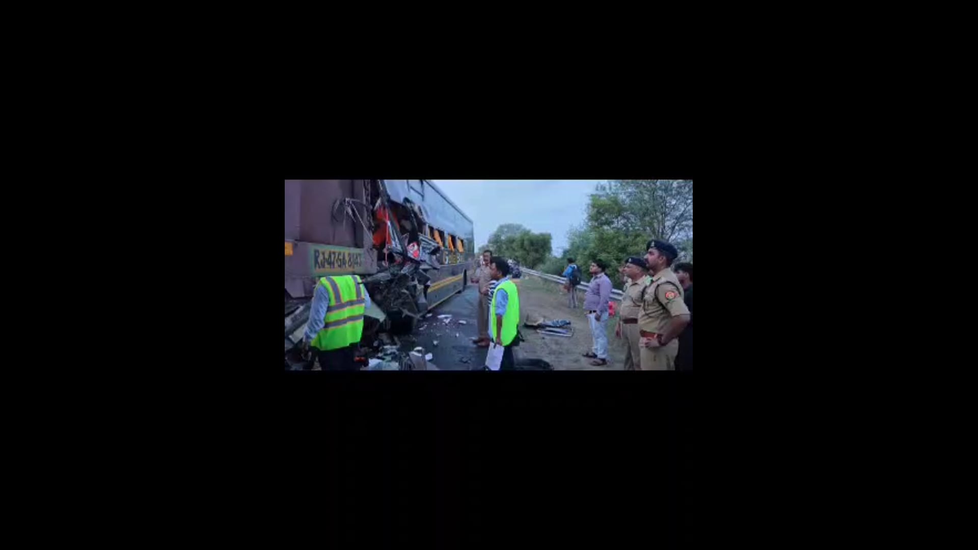 MANT-तड़के 3:30 बजे यमुना एक्सप्रेसवे पर बड़ा हादसा, बस-ट्रेलर की भिड़ंत में 4 मृत, 19 घायल,,