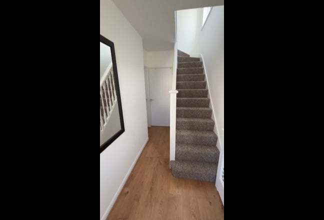Double and single rooms to let in Chessington  Main Photo