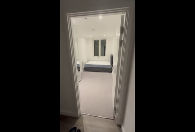 Spacious Room in Park Royal Flat near tube station Main Photo