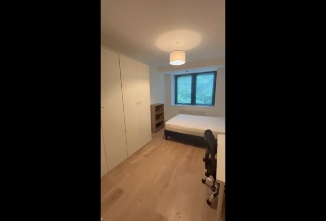 Beautiful Double rooms en-suite 2 min Central Line Main Photo