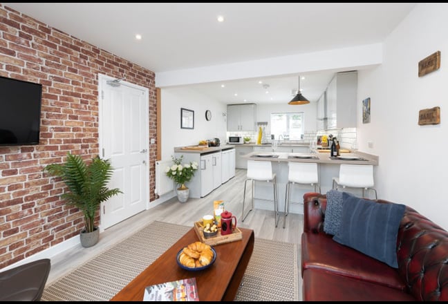 Spacious and light double ensuite with parking Main Photo