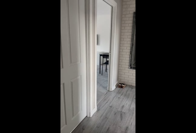 2 bedroom top floor apartment  Main Photo