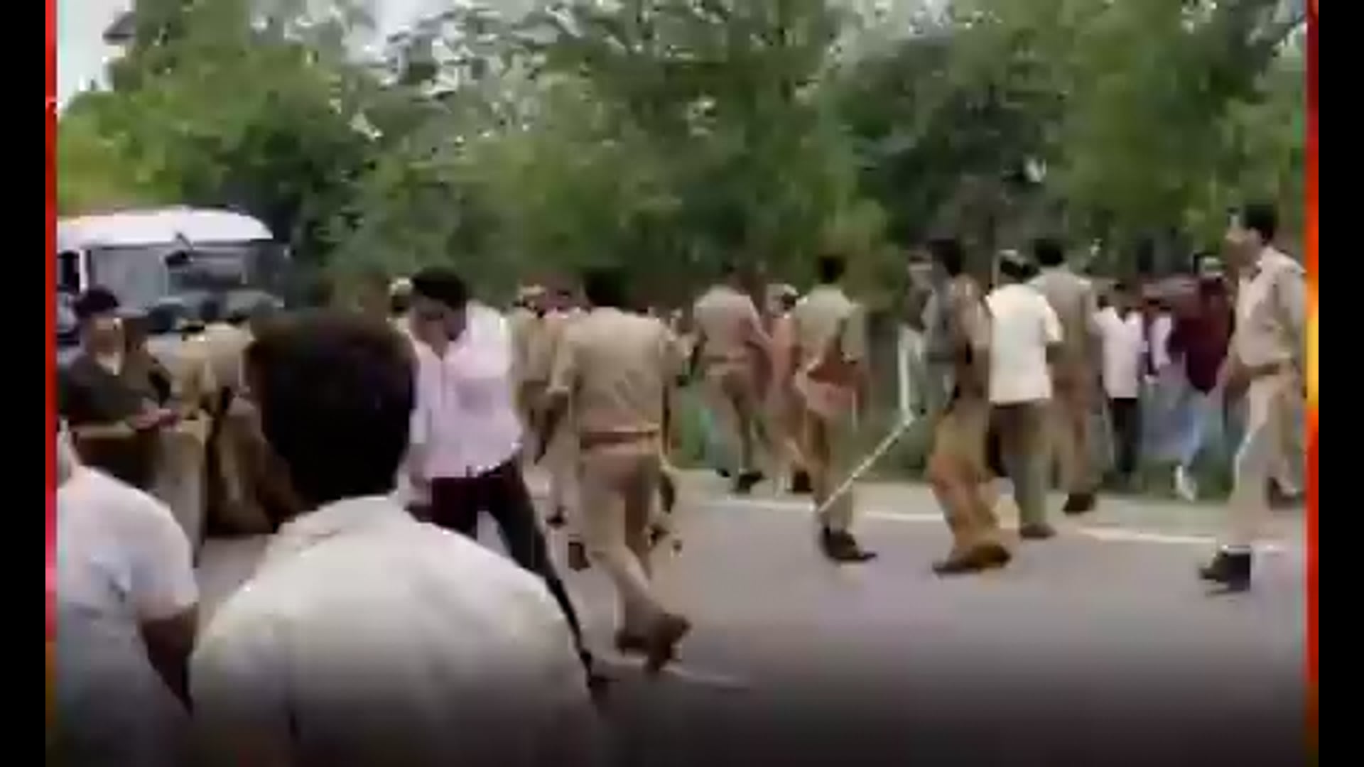 ▶️....बाराबंकी के रामनगर थाना क्षेत्र स्थित कटियरा में कल प्रेरम प्रसंग के चलते एक -21 वर्षीय युवक जितेंद्र चौहान ने फांसी लगाकर जान दे दी थी।