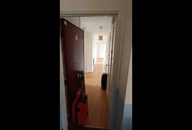 Spacious Double Room – 5 Minutes from Stockwell St Main Photo