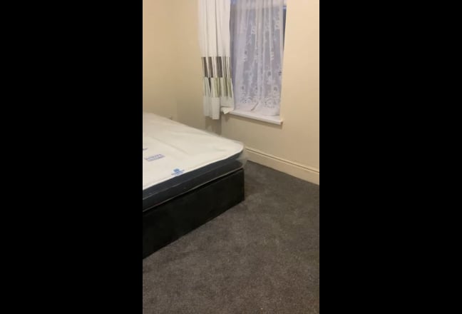 Double Bedroom in sharing house  Main Photo