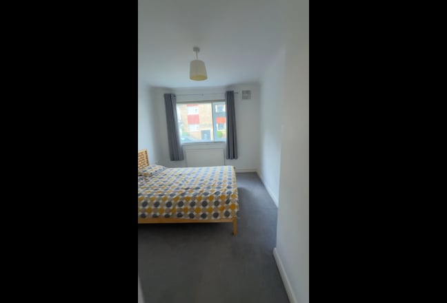 Bright Doible Room in Family Home- bills included Main Photo