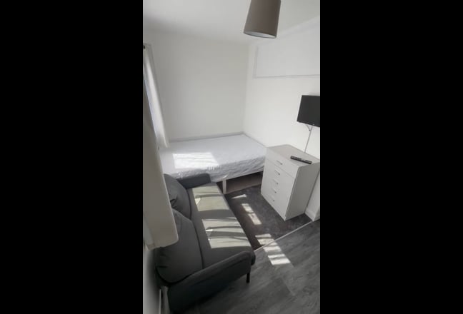 Renovated Studio Near Meadowhall All Bills Inc Main Photo