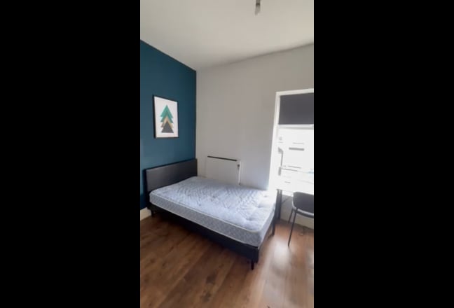 Female Preferred- All-inclusive Room OL4 1NY Main Photo