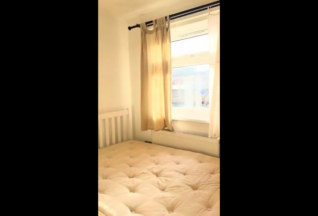 4 Rooms available at Forest hill( inc 1 Ensuit) Main Photo