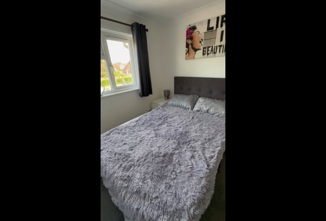 Large En-Suite Double Room with Driveway Parking Main Photo