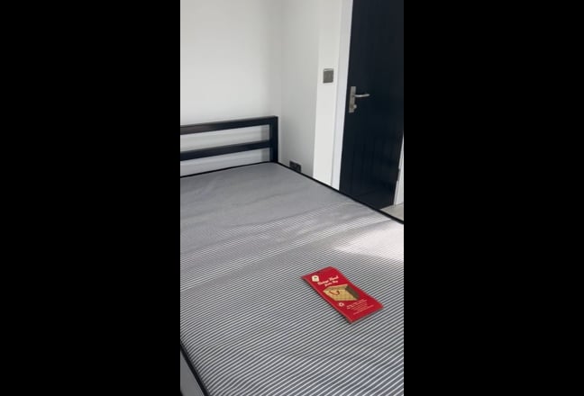 1 En-suite Room to let Main Photo