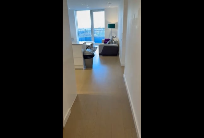 2 Bedroom 2 Bathroom Flat - 1 en-suite, 1 double Main Photo