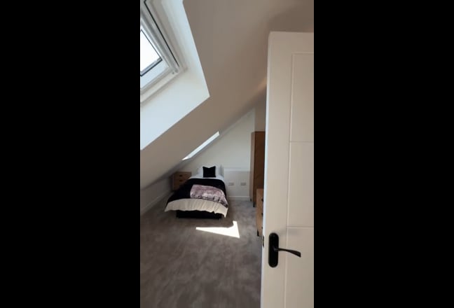 BRAND NEW! All-En-Suite Professional House Share Main Photo